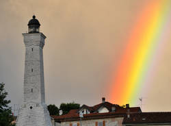 Arcobaleno che illumina il Faro di Besozzo