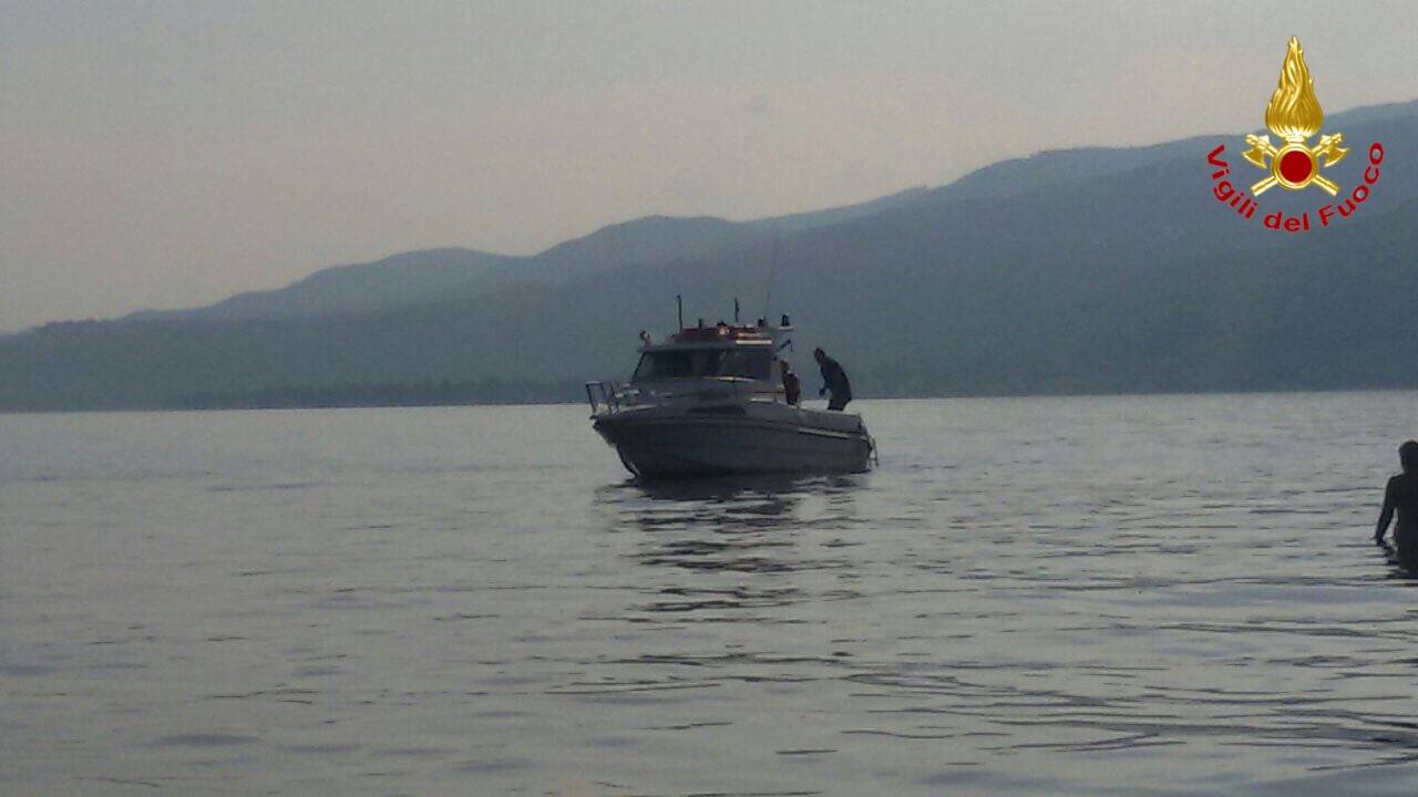 Vigili del fuoco del soccorso acquatico al lavoro a Monvalle