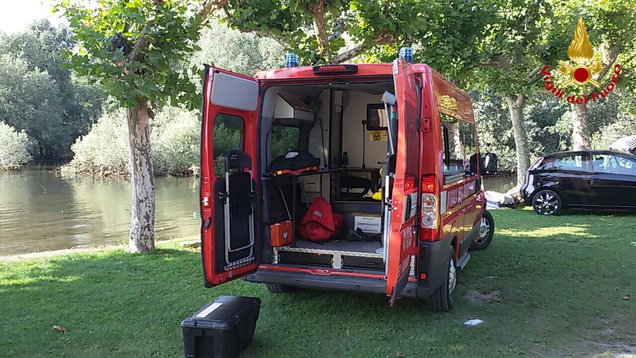 Vigili del fuoco del soccorso acquatico al lavoro a Monvalle