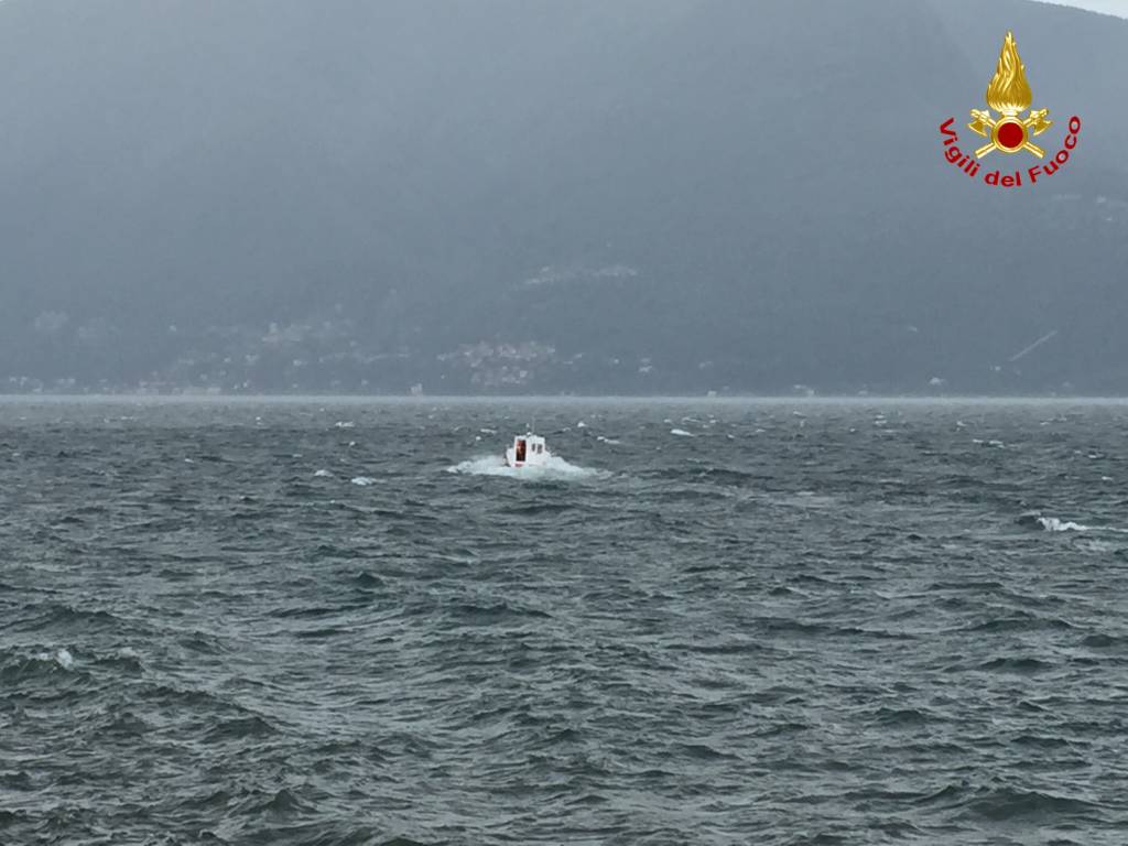 La barca si ribalta, arrivano i Vigili del Fuoco