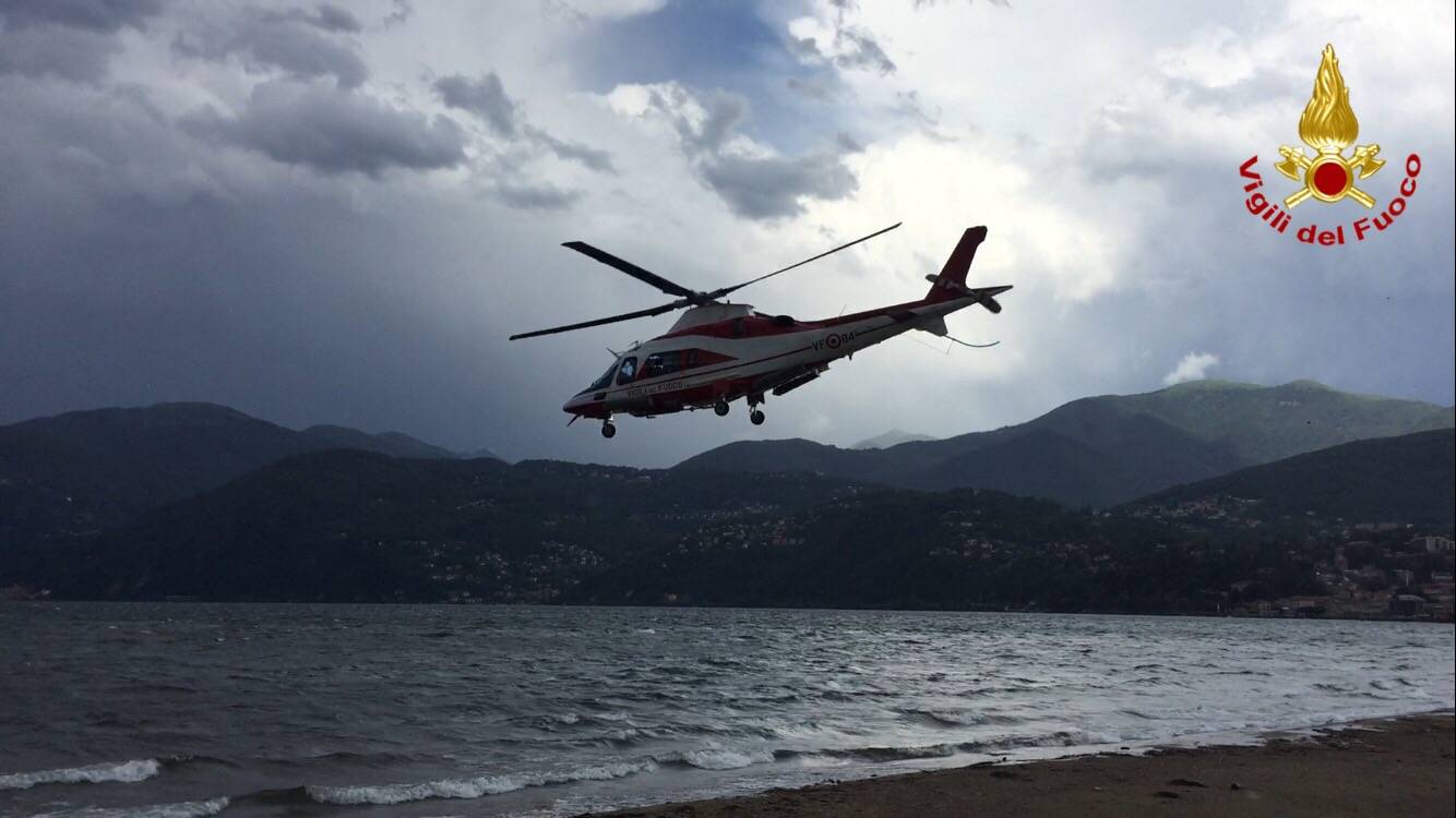 La barca si ribalta, arrivano i Vigili del Fuoco