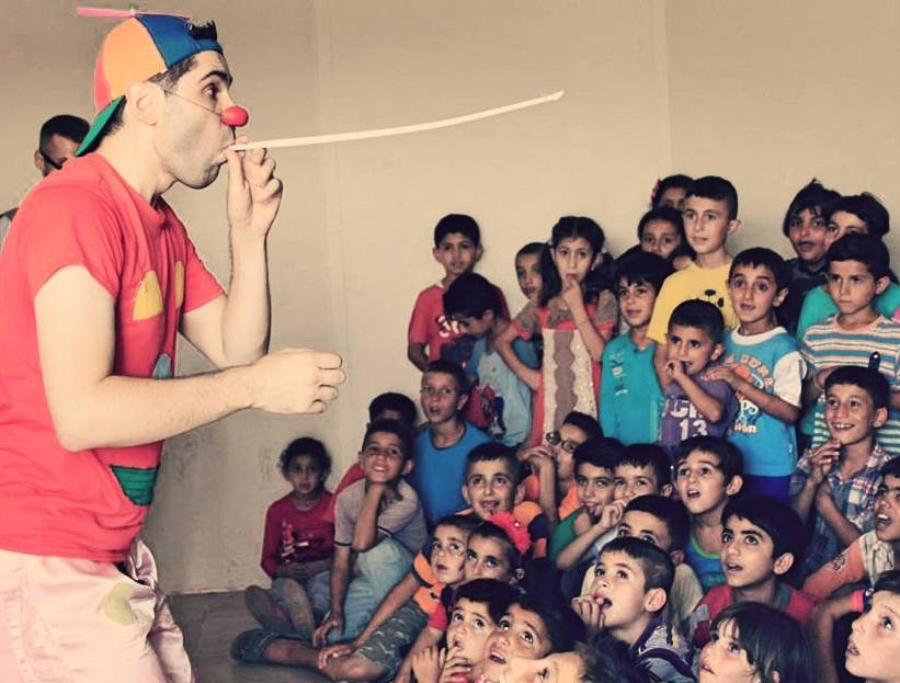 Il "claun Pimpa" tra i bambini in fuga dall'Isis