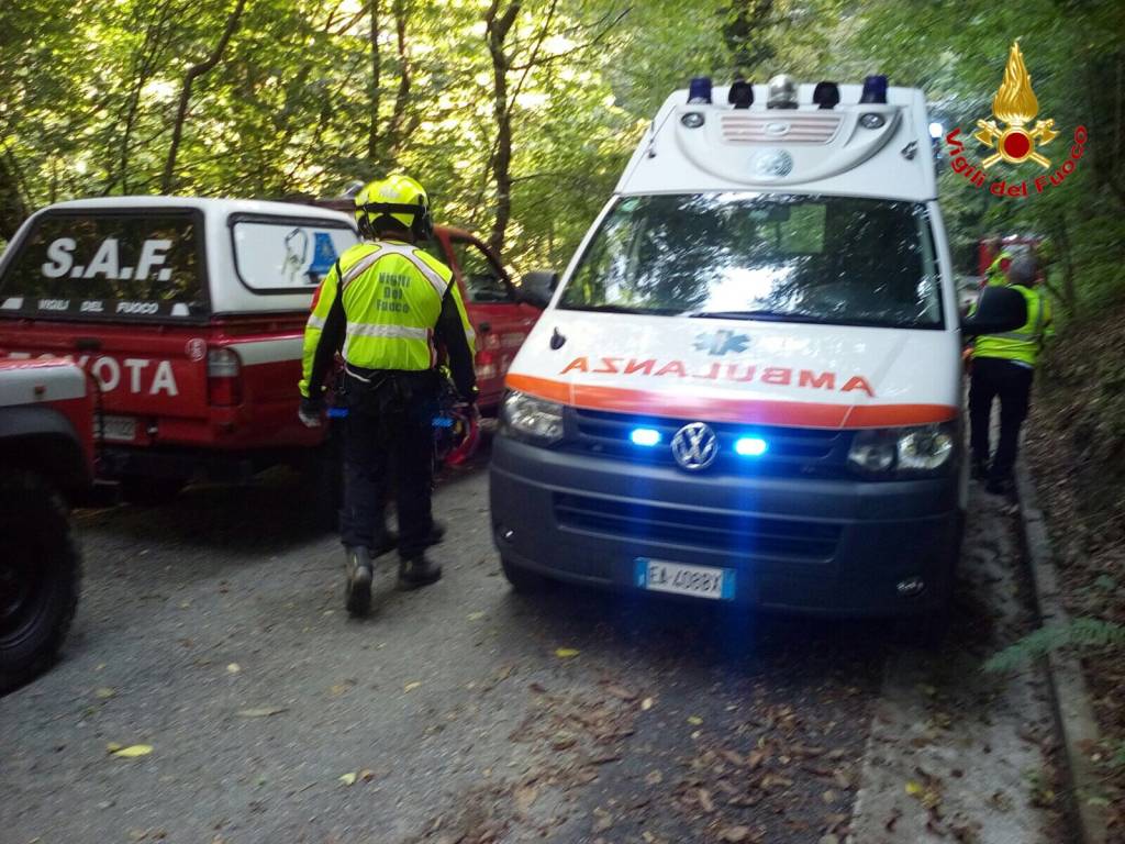 Precipita per 20 metri in una scarpata con la bici