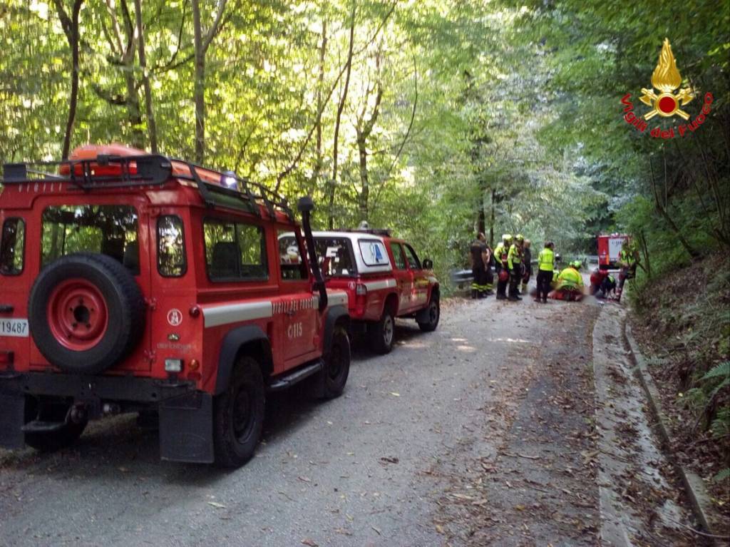 Precipita per 20 metri in una scarpata con la bici
