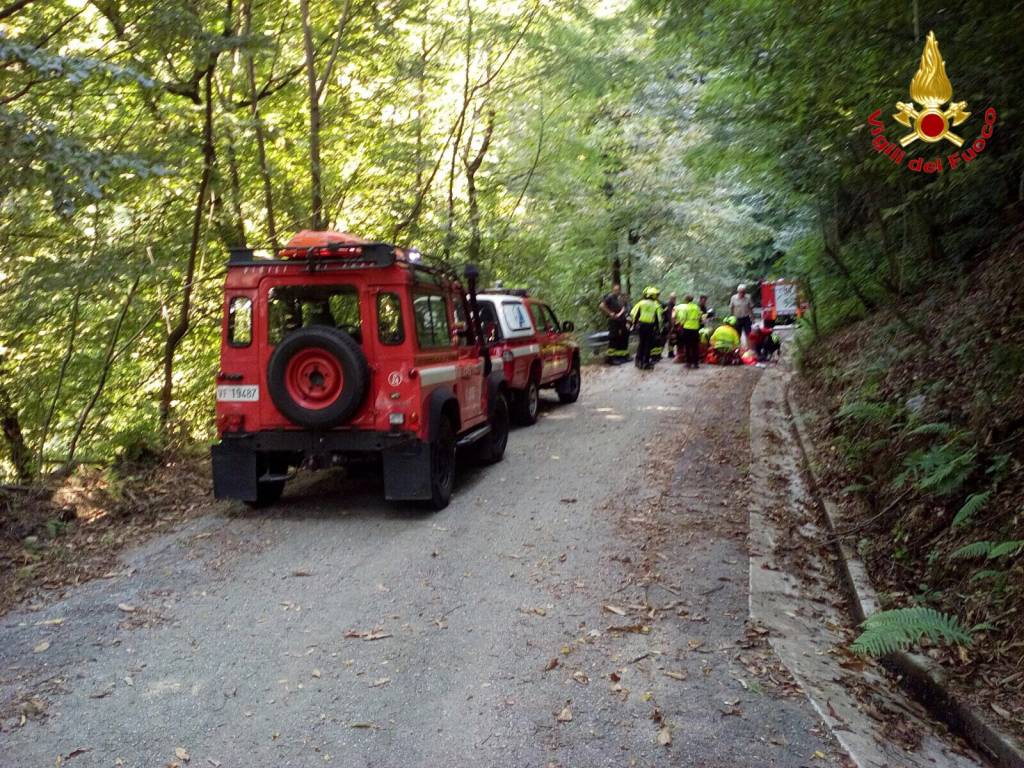 Precipita per 20 metri in una scarpata con la bici
