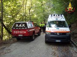 Precipita per 20 metri in una scarpata con la bici