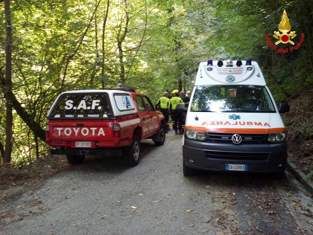 Precipita per 20 metri in una scarpata con la bici