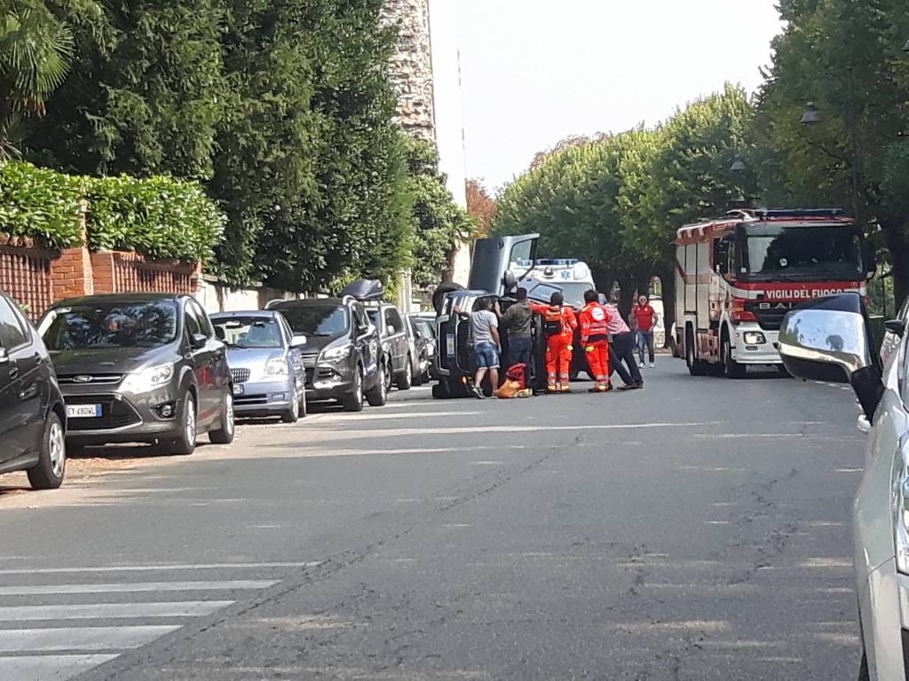 Angera, auto ribaltata sul lungolago