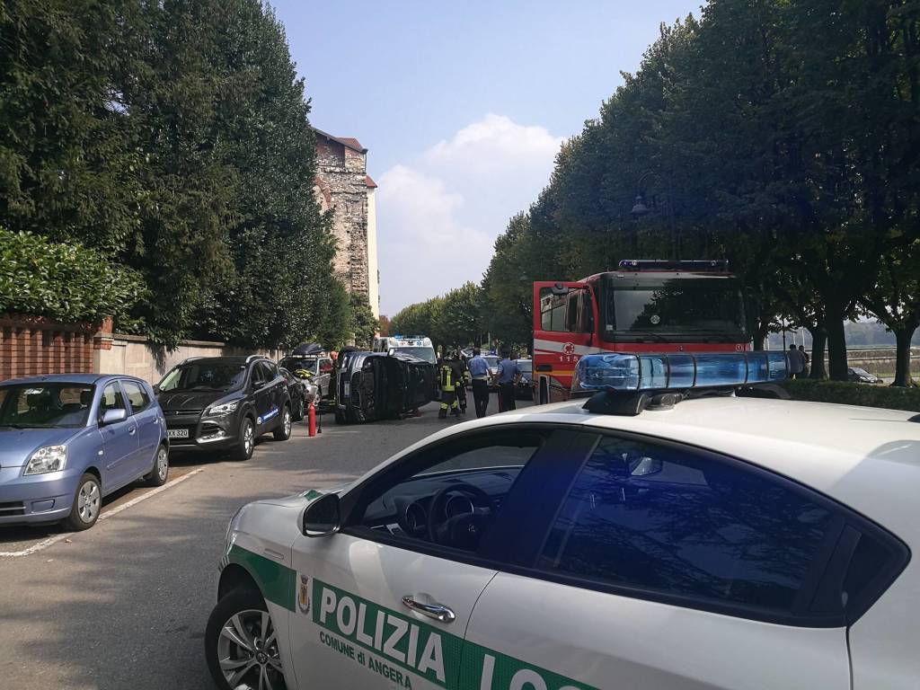 Angera, auto ribaltata sul lungolago