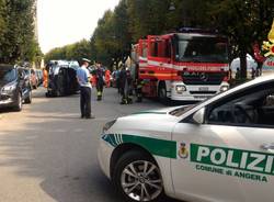 Angera, auto ribaltata sul lungolago