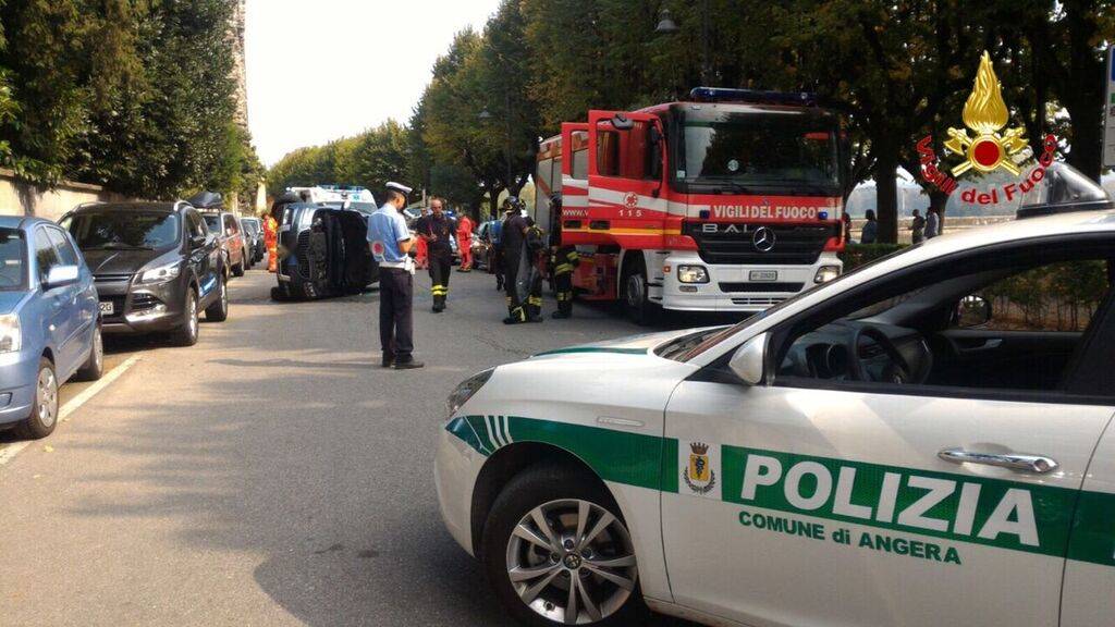 Angera, auto ribaltata sul lungolago