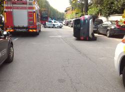 Angera, auto ribaltata sul lungolago