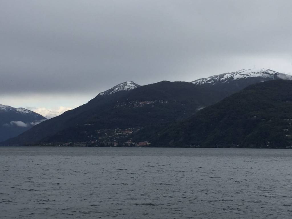 La nevicata sui rilievi del Luinese