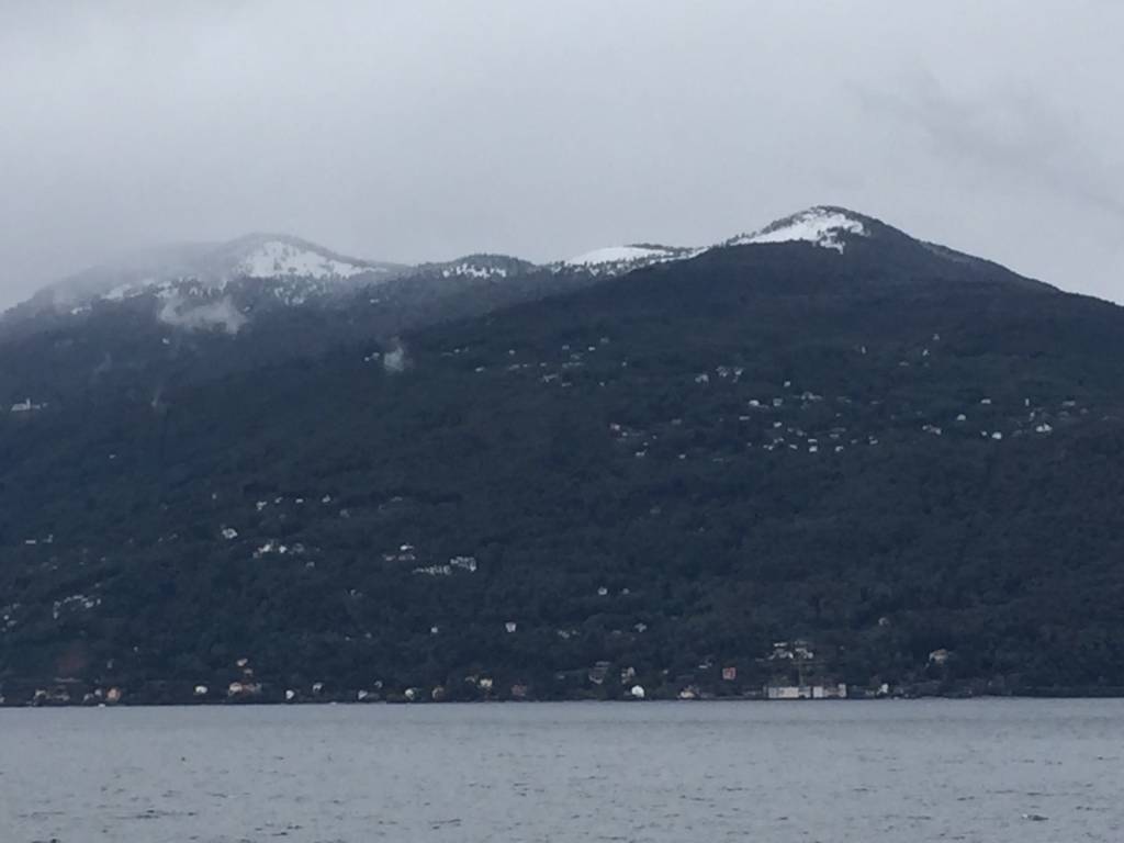 La nevicata sui rilievi del Luinese