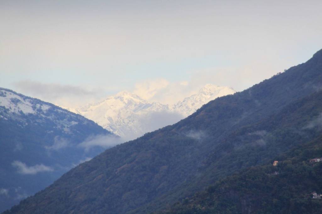 La nevicata sui rilievi del Luinese