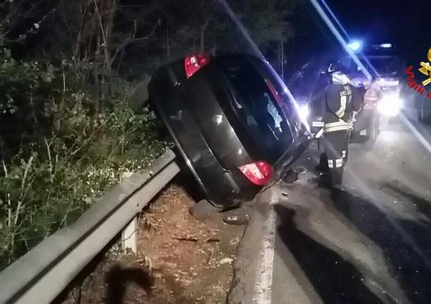 Auto va a sbattere contro il guardrail