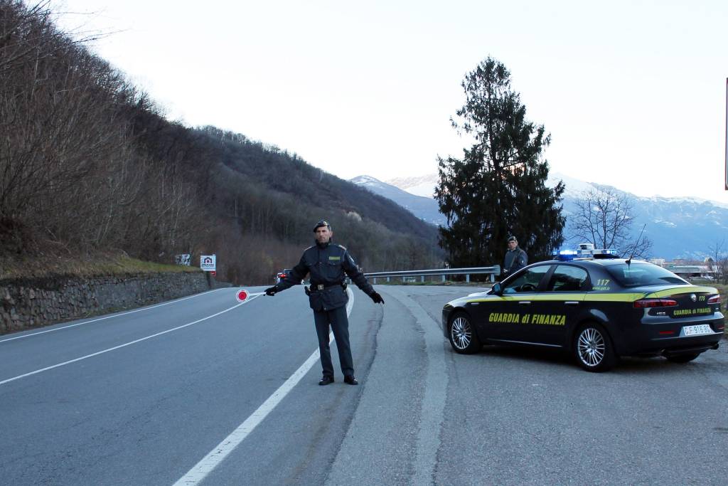 364mila euro in contanti nascoste nella macchina