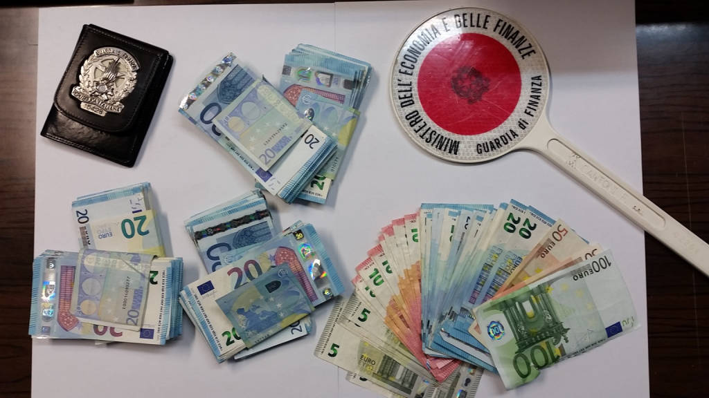 364mila euro in contanti nascoste nella macchina