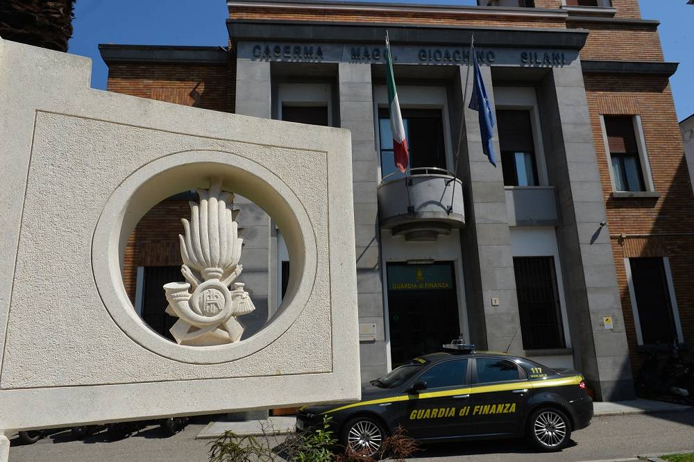 364mila euro in contanti nascoste nella macchina