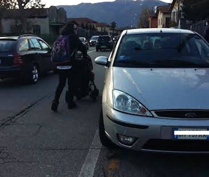 Sosta selvaggia, la denuncia di una madre