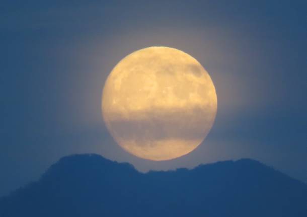 La superluna sulle Prealpi