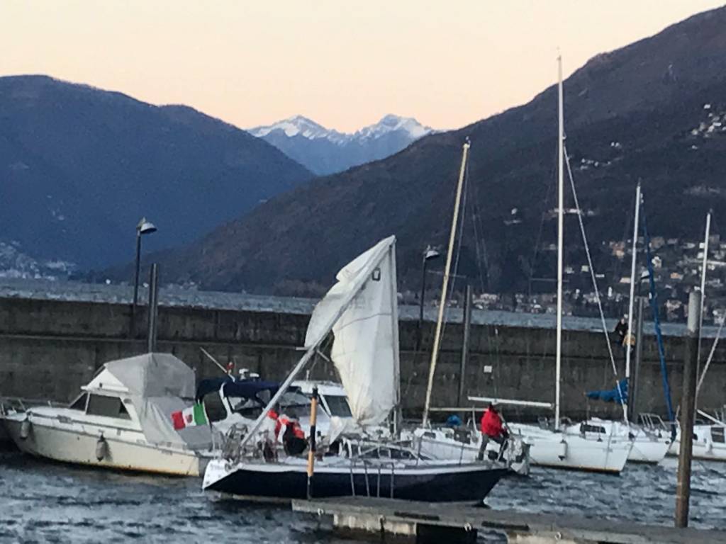Barca in panne a Luino 