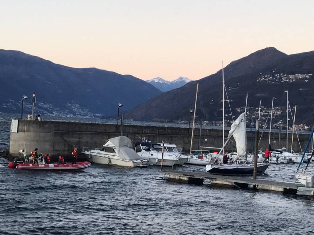 Barca in panne a Luino 