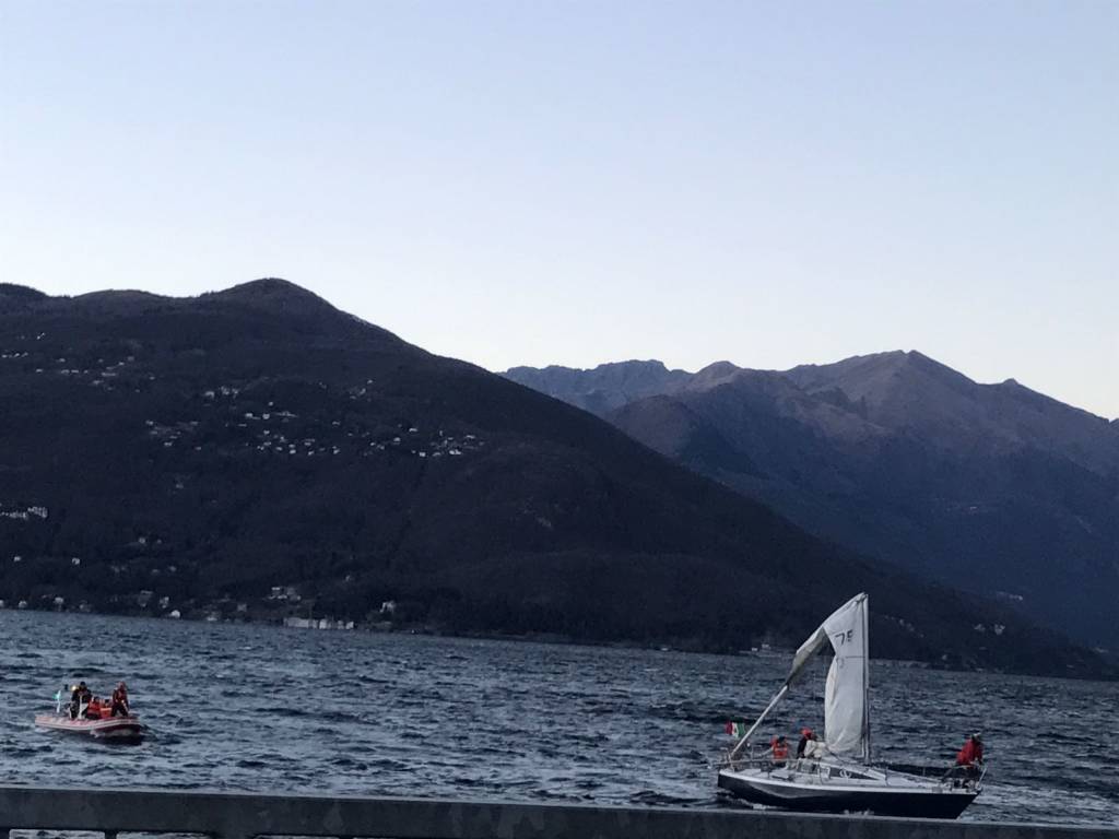 Barca in panne a Luino 