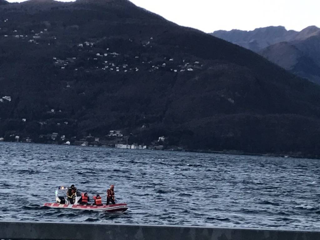 Barca in panne a Luino 