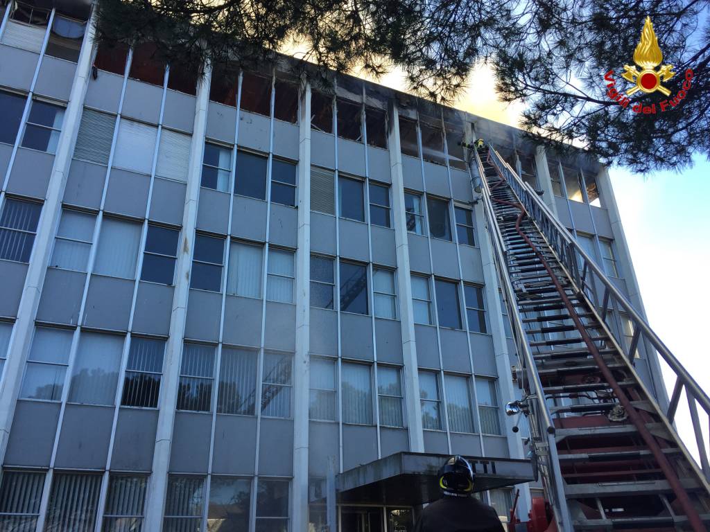 Incendio alla ex Ratti, le immagini dei Vigili del Fuoco