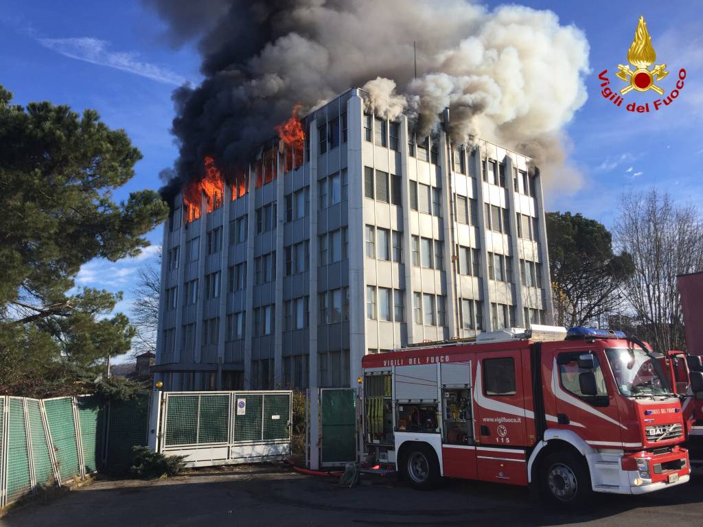 Incendio alla ex Ratti, le immagini dei Vigili del Fuoco