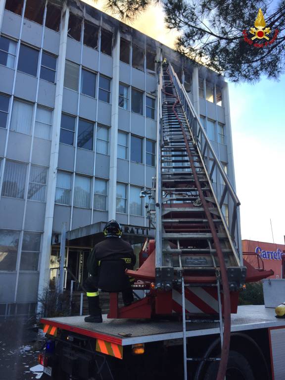 Incendio alla ex Ratti, le immagini dei Vigili del Fuoco