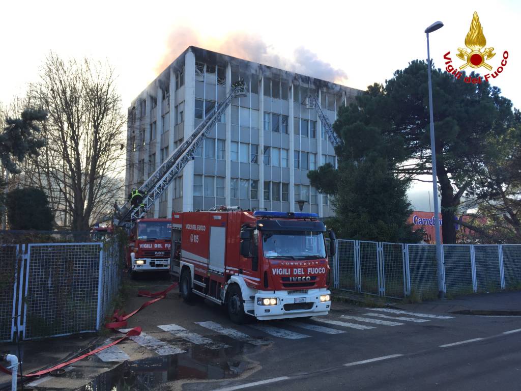 Incendio alla ex Ratti, le immagini dei Vigili del Fuoco