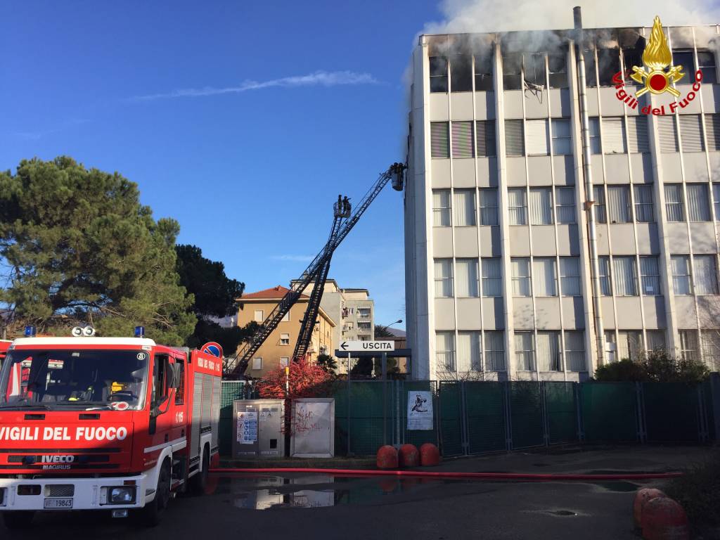 Incendio alla ex Ratti, le immagini dei Vigili del Fuoco