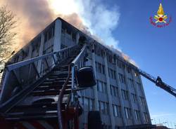 Incendio alla ex Ratti, le immagini dei Vigili del Fuoco