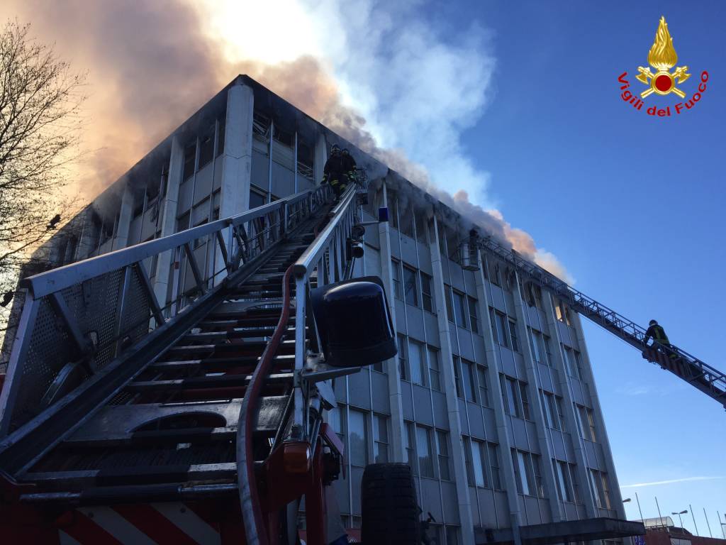 Incendio alla ex Ratti, le immagini dei Vigili del Fuoco