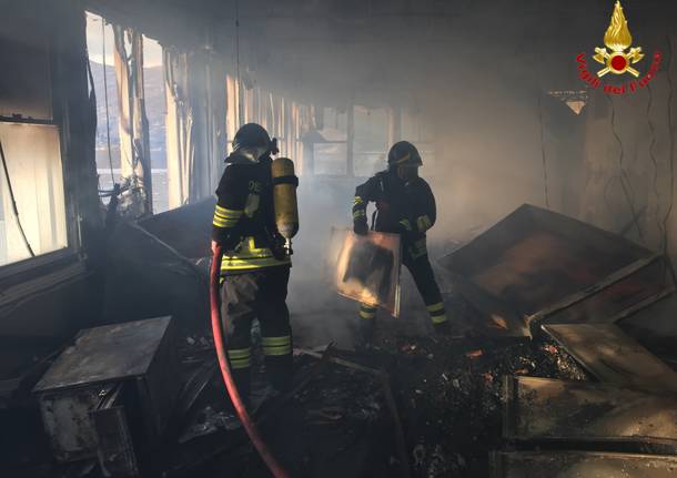 Incendio alla ex Ratti, le immagini dei Vigili del Fuoco