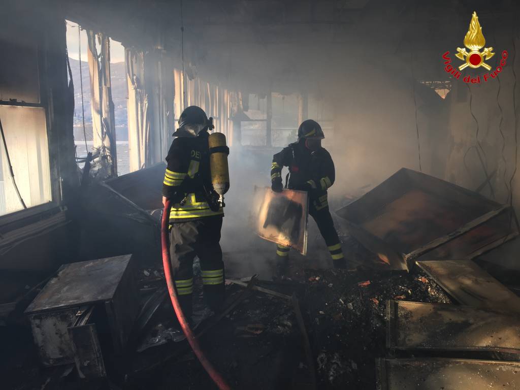 Incendio alla ex Ratti, le immagini dei Vigili del Fuoco