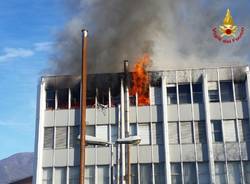 Incendio alla ex Ratti, le immagini dei Vigili del Fuoco