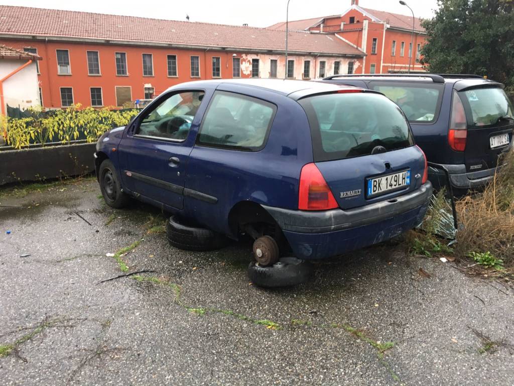 Germignaga, auto abbandonate in Via Fabio Filzi 