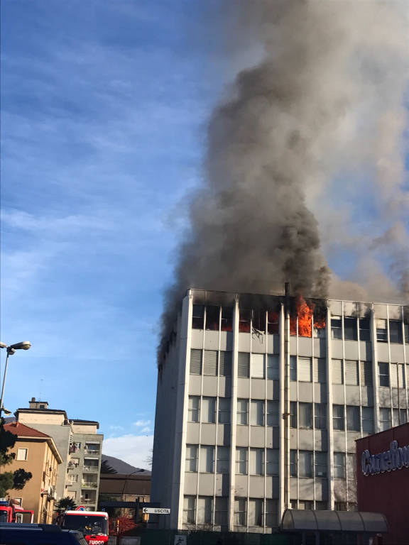 Incendio alla ex Ratti