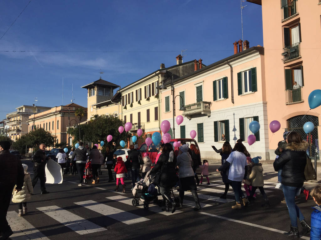 La protesta delle mamme all'ospedale di Angera