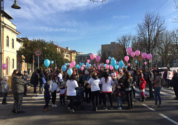 La protesta delle mamme all'ospedale di Angera