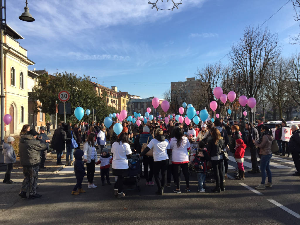 La protesta delle mamme all'ospedale di Angera