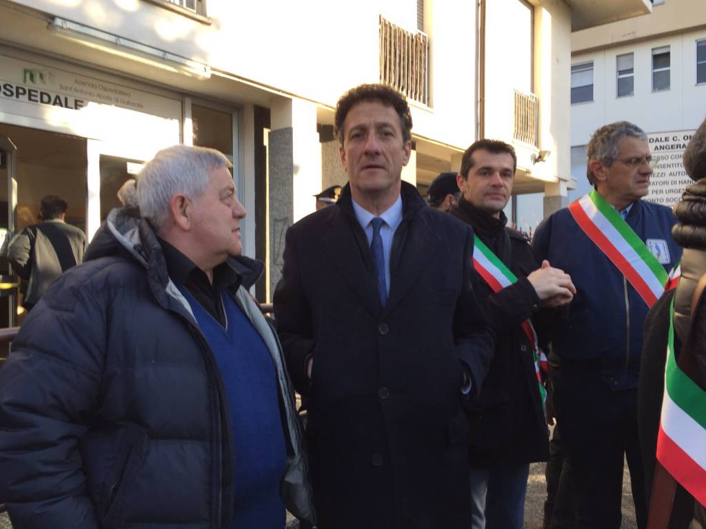 La protesta delle mamme per l'ospedale di angera