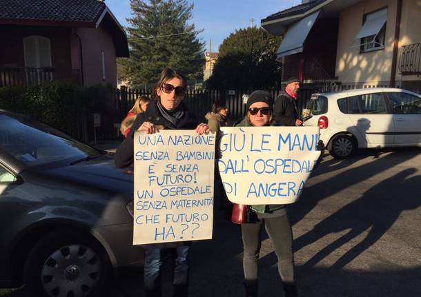 La protesta delle mamme per l'ospedale di angera