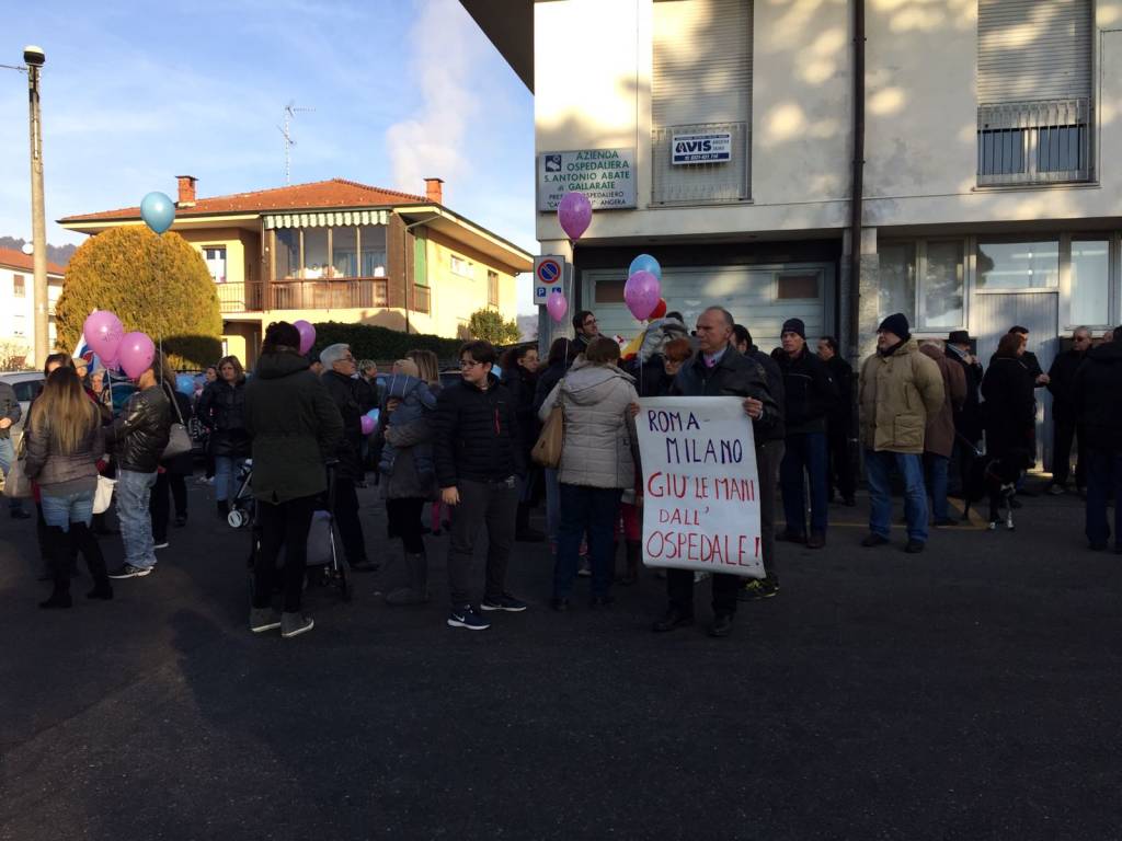 La protesta delle mamme per l'ospedale di angera