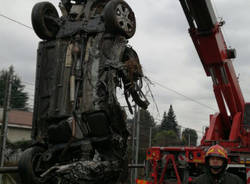 Vigili del fuoco rimuovono l'auto dai binari a Somma Lombardo