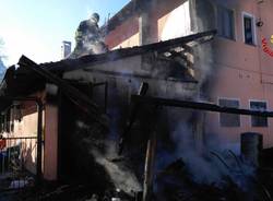 In fiamme il tetto di un'abitazione