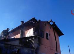 In fiamme il tetto di un'abitazione